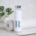 Einfache blaue Moderne Monogram Trinkflasche<br><div class="desc">Einfache moderne,  erste Monogramm Wasser Flasche. Erstellen Sie Ihre eigene personalisierte Flasche mit eigenem Anfangsnamen.</div>