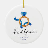 Einfache blaue Verlobung Ring Verlobten Paar Xmas Keramik Ornament (Hinten)