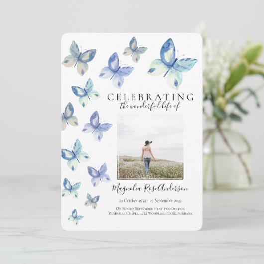 Einfache Blauer Schmetterling-Beerdigung Einladung (Stehend Vorderseite)