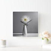 Einfache Blume in Vase Quadratische Wanduhr (Zuhause)