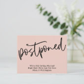 Einfache Blush-Ankündigung verzögert Hochzeit Postkarte (Stehend Vorderseite)