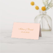 Einfache Blush Pink Golden Calligraphy Wedding Platzkarte (Rückseite)