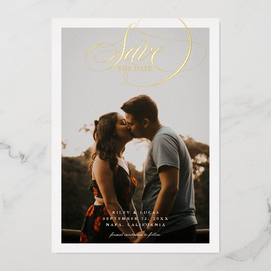 Einfache Border Elegant Script Save-the-Date-Karte Folieneinladung (Vorderseite)