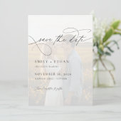 Einfache Calligrafy Script Overlay-Foto Hochzeit Save The Date (Stehend Vorderseite)