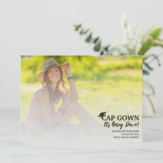 Einfache Cap-Gown - die Ankündigung des Fotos geht (Stehend Vorderseite)