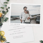 Einfache Chic-Hochzeit Speichern Sie die Datumskar Save The Date<br><div class="desc">Diese einfache, schicke moderne Hochzeit Foto speichern das Datum flache Vorlage Features SAVE THE DATE und Ihre Namen, Datum und Hochzeit Locale unter Ihrem Foto. Als Standardform haben wir uns für die scharfen Ecken entschieden, aber dieses Design funktioniert auch wunderbar mit abgerundeten Ecken, also versuchen Sie beide im Editiermodus zu...</div>