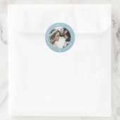 Einfache Chic Save the Date Hochzeit Foto Blue Runder Aufkleber (Tasche)