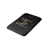 Einfache Chic Script Metallic Black Gold Monogram Badematte (Schrägansicht)