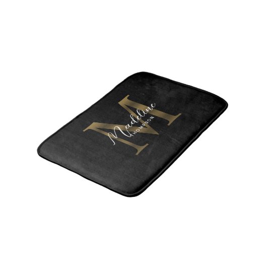 Einfache Chic Script Metallic Black Gold Monogram Badematte (Schrägansicht)