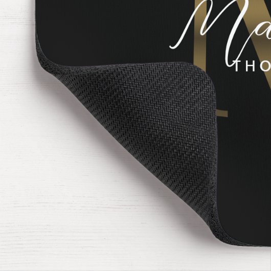 Einfache Chic Script Metallic Black Gold Monogram Mousepad (Ecke)