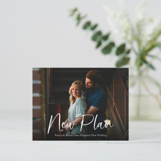 Einfache Chic Script New Plan Hochzeit verschoben Postkarte (Stehend Vorderseite)