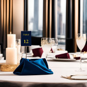 Einfache dunkelblaue und goldene Tischnummern - el