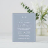 Einfache Dusty Blue Monogram Budget Hochzeit Einla (Stehend Vorderseite)