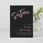 Einfache Elegant Black Blush Pink Sweet 16 Script Einladung (Stehend Vorderseite)