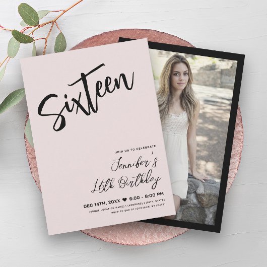 Einfache Elegant Blush Pink Black Sweet 16 Script Einladung