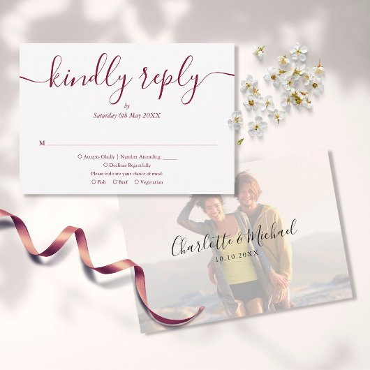 Einfache Elegant Burgundy Script Foto Wedding RSVP Karte
