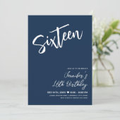Einfache Elegant Modern Navy Blue Sweet 16 Script Einladung (Stehend Vorderseite)