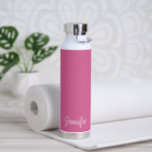 Einfache Elegant Name Rosa Moderne Trinkflasche<br><div class="desc">Moderne Wasserflasche mit einem einfachen und minimalistischen Design mit Ihrem Namen in einem eleganten Drehbuch über einen rosa Hintergrund. Ein niedliches Design perfekt für ein Mädchen.</div>