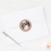Einfache Elegant Save the Date Hochzeitsstift Foto Runder Aufkleber (Umschlag)