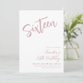 Einfache Elegant White Blush Sweet 16 Script Einladung (Stehend Vorderseite)