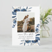Einfache elegante blaue Blumen-Script- und Foto-Ho Save The Date (Stehend Vorderseite)