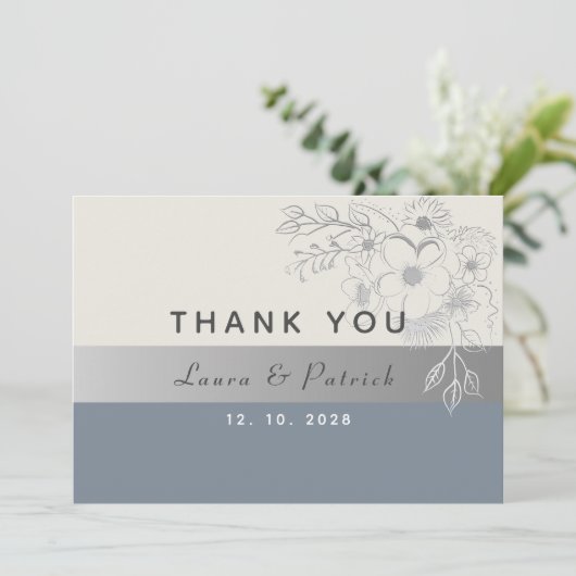 Einfache Elegante Blumen Dusty Blue Wedding Dankeskarte (Stehend Vorderseite)