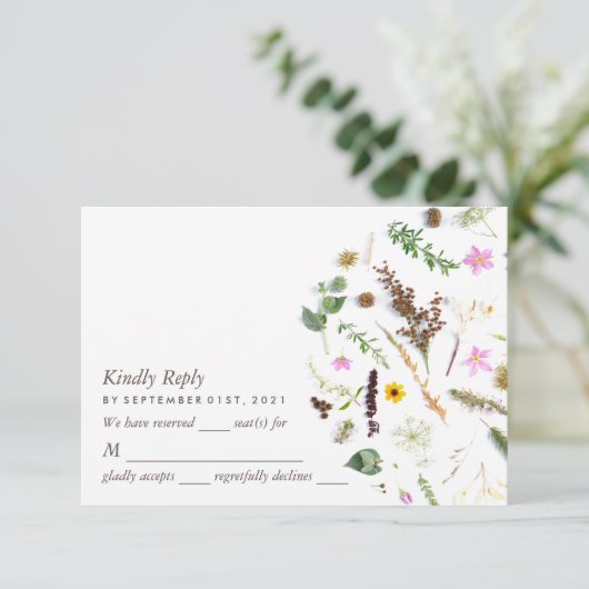 Einfache, elegante Botanische Wilde Blume Hochzeit RSVP Karte (Stehend Vorderseite)