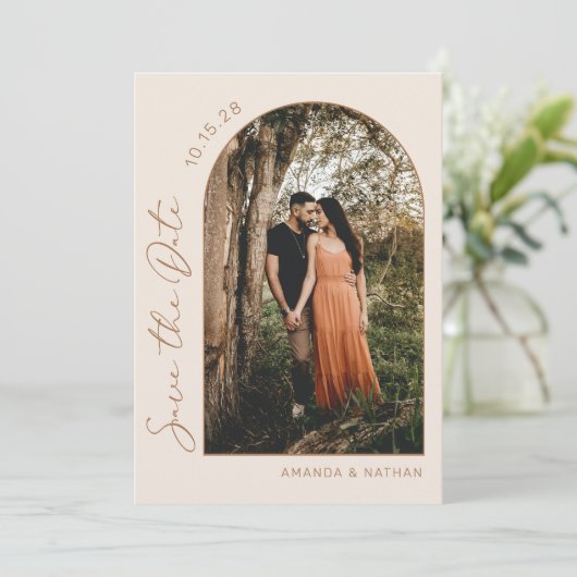 Einfache Elegante Foto Beige Hochzeit Save The Date (Stehend Vorderseite)