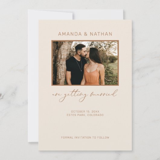 Einfache Elegante Foto Beige Hochzeit Save The Date (Rückseite)