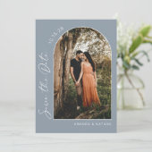 Einfache Elegante Foto Dusty Blue Wedding Save The Date (Stehend Vorderseite)