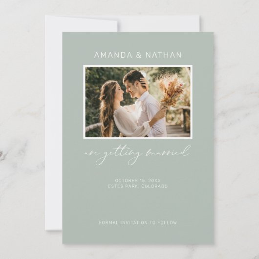 Einfache Elegante Foto Sage Green Wedding Save The Date (Rückseite)