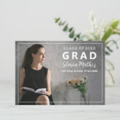 Einfache Elegante Gray & White Foto Graduation Par Einladung (Stehend Vorderseite)