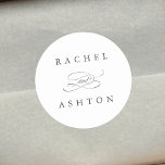 Einfache Elegante Hochzeit Runder Aufkleber<br><div class="desc">Eleganter und einfacher Hochzeitsaufkleber mit Ihren Namen. Für eine weiter gehende Anpassung dieses Designs klicken Sie bitte auf den BUTTON BLAU DESIGN TOOL oben! Matching-Elemente sind ebenfalls verfügbar.</div>