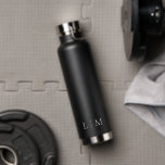 Einfache Elegante Minimalistische Monogramm Schwar Trinkflasche<br><div class="desc">Einfache Schwarz-Wasser-Flasche mit modernem und dennoch elegantem Design mit zwei Buchstaben-Monogramm in einem klassischen Serif-Schriftart. Ein minimalistisches Design,  das elegant und stilvoll wirkt.</div>