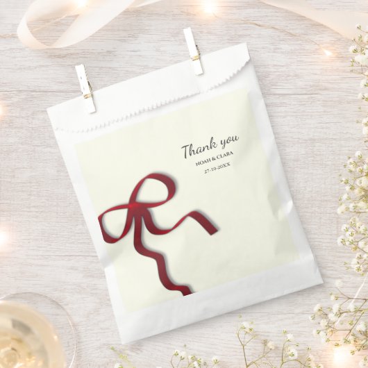 Einfache Elegante Minimalistische Red Bow Geschenktütchen (Ausgeschnitten)