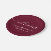 Einfache elegante moderne Script Burgundy Hochzeit Pappteller (Schrägansicht)