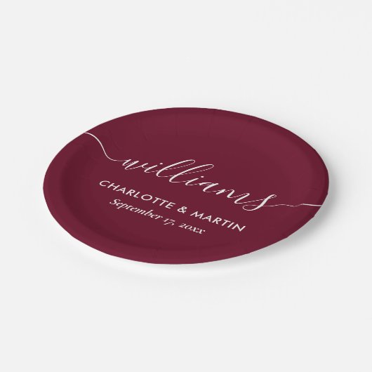 Einfache elegante moderne Script Burgundy Hochzeit Pappteller (Schrägansicht)