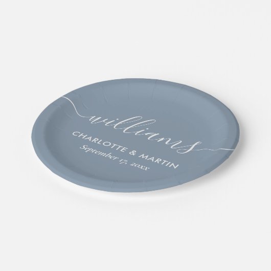 Einfache Elegante Moderne Script Dusty Blue Weddin Pappteller (Schrägansicht)