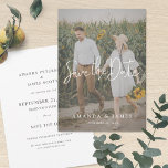 Einfache Elegante Moderne Skript-Foto Hochzeit Save The Date<br><div class="desc">Dieses schlichte Foto Hochzeit speichern Sie das Datum der Flachkarte hat ein warmes, minimalistisches Design. Auf der Vorderseite steht ein lebendiger, moderner Save the Date Text über Ihren Vornamen und Datum. Der erste Text ist weiß. Die Standard-Kartenform ist ein normaler, scharfer Winkel, aber auch abgerundete Ecken funktionieren wunderbar mit diesem...</div>