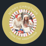 Einfache Elegante Round Christmas Foto Familiennam Runder Aufkleber<br><div class="desc">Einfache Elegante Round Christmas Foto Familienname</div>