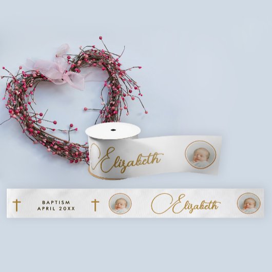 Einfache, elegante Schrift mit dem Foto White Cros Satinband