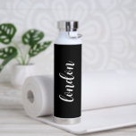 Einfache Elegante Schwarz Moderne Trinkflasche<br><div class="desc">Moderne schwarze Wasserflasche mit einem einfachen und minimalistischen Design mit Ihrem Namen in einem eleganten Drehbuch. Ein niedliches Design perfekt für ein Mädchen.</div>