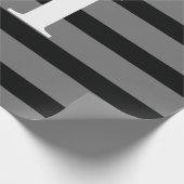 Einfache elegante Schwarz-Weiß-Streifen Monogramm Geschenkpapier (Ecke)