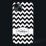 Einfache, elegante Schwarzweiß-Zickzack Monogramm iPhone 13 Hülle<br><div class="desc">Einfache elegante Schwarz-Weiß-Zickzack Monogram iPhone Case. Trendy Black Retro Zig Zag Muster mit individualisierbarem Hintergrund und Text - Ihr Name und Ihr Initial!</div>
