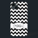 Einfache, elegante Schwarzweiß-Zickzack Monogramm iPhone 13 Hülle<br><div class="desc">Einfache elegante Schwarz-Weiß-Zickzack Monogram iPhone Case. Trendy Black Retro Zig Zag Muster mit individualisierbarem Hintergrund und Text - Ihr Name und Ihr Initial!</div>