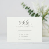 Einfache, elegante Script Black & White Wedding RSVP Karte (Stehend Vorderseite)
