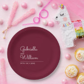 Einfache, elegante Script Burgundy Wedding Pappteller (Party)