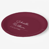 Einfache, elegante Script Burgundy Wedding Pappteller (Schrägansicht)
