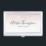 Einfache elegante Script-Rose Gold Glitzer Visitenkarten Dose<br><div class="desc">Einfach elegantes Drehbuch personalisiert Rose Gold Glitzer Visitenkartengehäuse. Ideal für ein breites Spektrum von Berufen: Kosmetikerinnen,  Haar- und Schönheitsberater,  Wellness-Center,  Makeup-Künstler,  Friseur,  Stylist,  Nagelstudios,  um nur einige zu nennen! Entwickelt von Thisisnotme©</div>