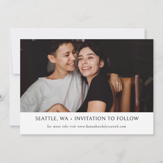 Einfache, elegante Skript-Foto-LGBTQ Save The Date (Rückseite)